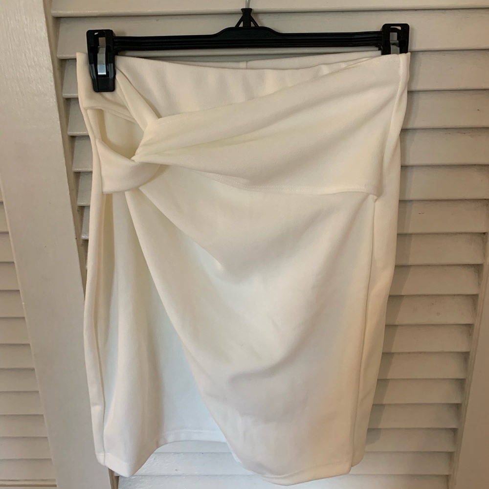 White skirt - tight - ruffle overlay